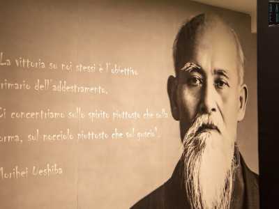 ...fatta eccezione per una gigantografia che ritrae Morihei Ueshiba, fondatore dell�Aikido, altra pratica orientale studiata in questa palestra